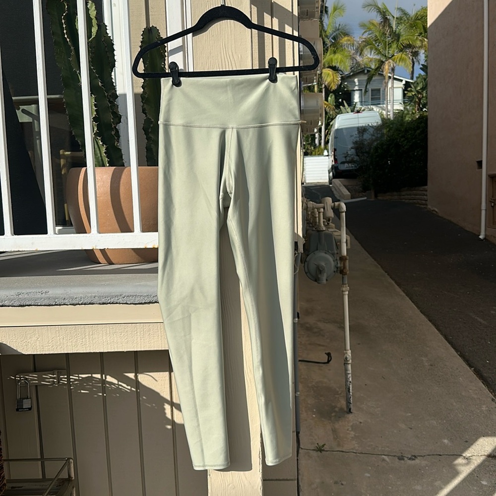 Alo Yoga, light green leggings